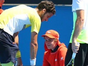 Thể thao - Tin HOT 24/1: Cậu bé chấn thương vì cú giao bóng 200km/h