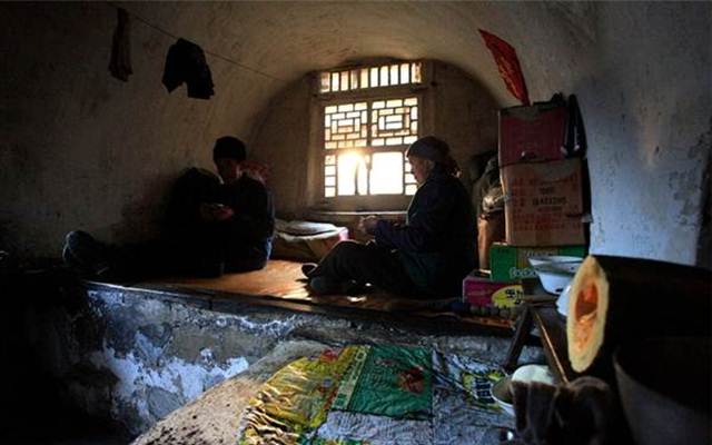 Bạn trẻ - Cuộc sống - Vợ chồng già 36 năm sống hạnh phúc trong ngôi làng bỏ hoang