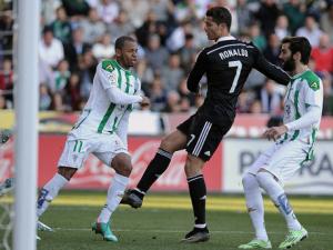 Bóng đá - Bị "khóa chặt", Ronaldo nổi cáu, ra đòn với đối thủ