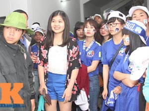 Bóng đá - Công Phượng và đồng đội ký “mỏi tay” sau chiến thắng