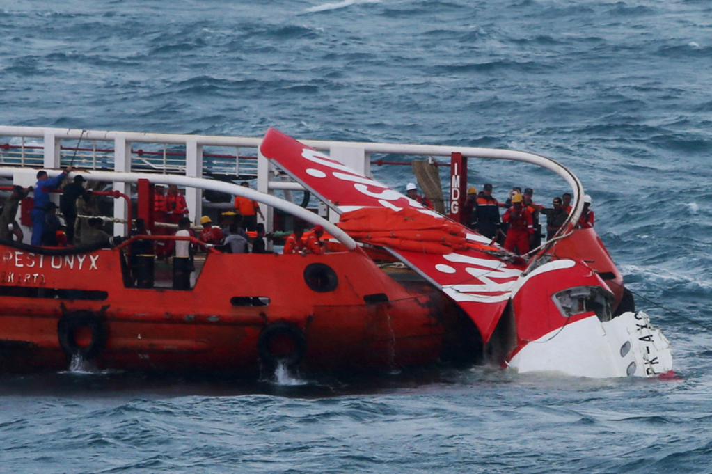 Nổ bóng khí, QZ8501 tiếp tục chìm xuống đáy biển