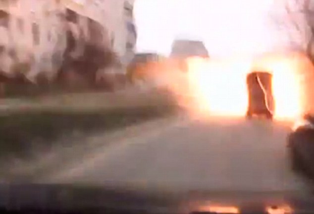 Clip mưa rocket xóa sổ xe tải đang chạy ở Ukraine