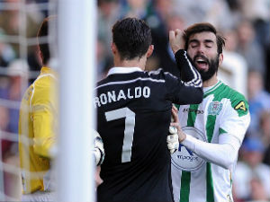 Bóng đá - Ronaldo bị thẻ đỏ: Người bênh vực, kẻ làm căng