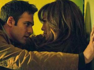 Phim - Jennifer Lopez căng thẳng khi tình tứ với "chàng hàng xóm"