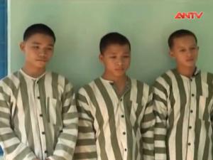 Video An ninh - Hung đồ tuổi teen xách mã tấu chém người trong quán bar