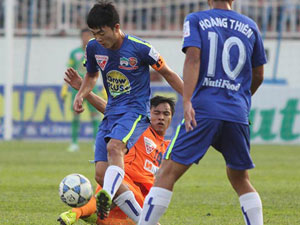 Bóng đá - HAGL “nổi đình đám”, sân Pleiku lại bị phạt tiền