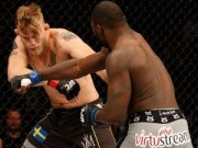 Thể thao - UFC: Knock-out đối thủ bằng đòn đấm liên hoàn