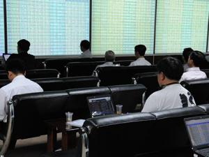 Kinh doanh - Cổ phiếu ngân hàng hút tiền