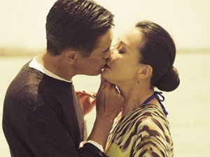 Phim - Nụ hôn của "thần bài Hồng Kông" và mỹ nhân U50