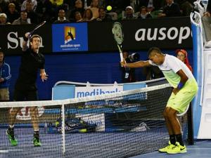 Thể thao - Hài hước: Kyrgios giơ vợt kê bóng kiểu bóng chuyền