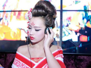 Bạn trẻ - Cuộc sống - "Võ Tắc Thiên" gợi cảm chơi DJ