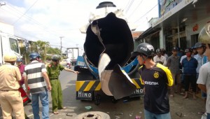 Tin tức trong ngày - Cà Mau: Nổ xe bồn dầu, 2 người nguy kịch