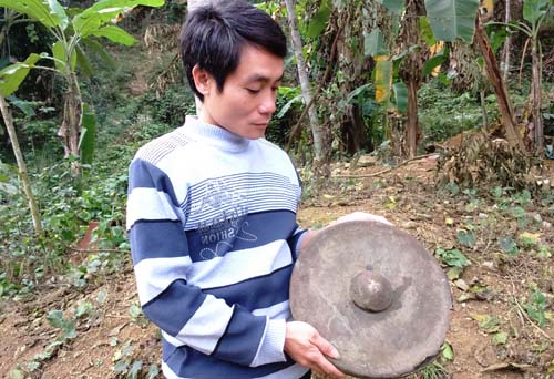 Tin tức trong ngày - Phát hiện chiêng đồng cổ trong hang đá ở Thanh Hóa