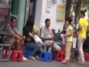 Thử lòng tin của người lớn với đứa trẻ bán hàng rong