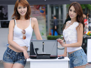 Siêu mẫu xứ Hàn khoe vẻ sexy bên siêu laptop