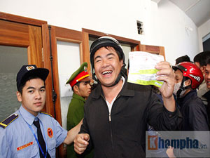 Bóng đá - Chen lấn "trầy da, tróc vảy" mua vé xem Công Phượng