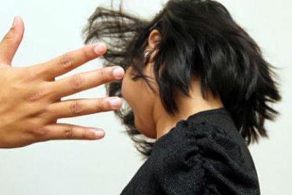 Bạn trẻ - Cuộc sống - Mẹ kế nhẫn tâm đánh chết con vì không chú tâm làm bài tập
