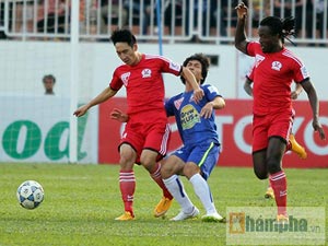 Bóng đá - Cầu thủ HAGL bị chơi xấu khiến bầu Đức "nóng mắt"