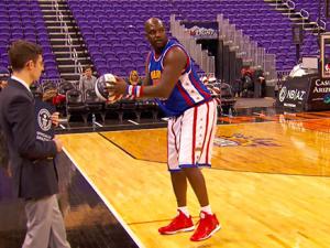 Thể thao - 2 tuyệt chiêu ném rổ siêu dị đi vào Guinness