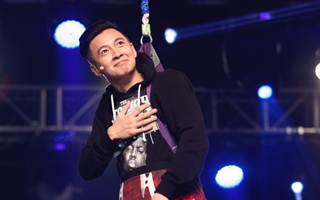 Ngôi sao điện ảnh - Ngô Kiến Huy bị treo lơ lửng để "giải đố trên không"