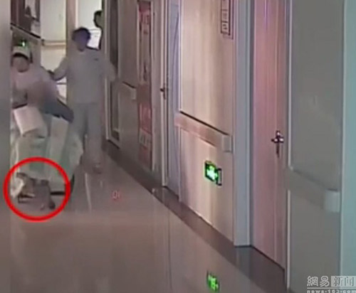 Tin tức trong ngày - TQ: Bị y tá làm rơi, kéo lê 10m, bé sơ sinh tử vong