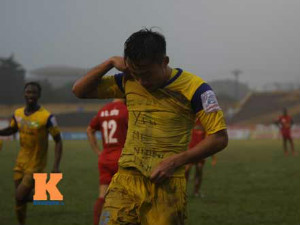 Bóng đá - SLNA thắng đậm, em họ Văn Quyến ăn mừng độc đáo