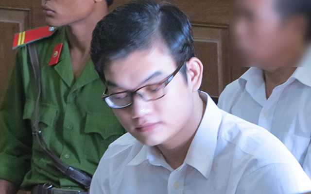 Pháp luật - “Phi công trẻ” đổ nước sôi vào miệng con gái người tình