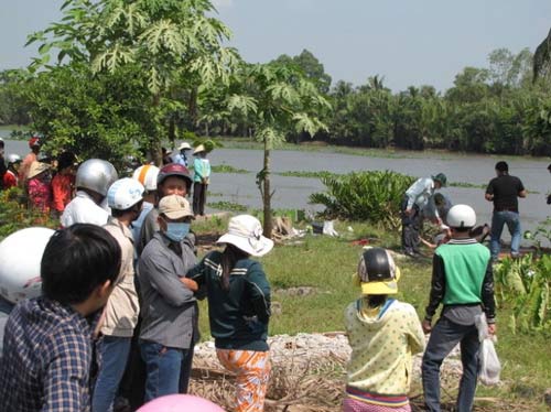 Tin tức trong ngày - Phát hiện thi thể 3 mẹ con trên sông Vàm Cỏ Tây