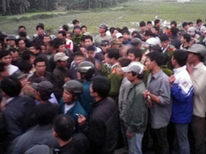 Pháp luật - Giơ áo lót trước mặt trẻ em, bị cả làng vây bắt