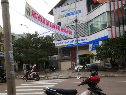 Tin tức trong ngày - Kiểm điểm vụ treo băng-rôn “Vượt đèn đỏ chỉ dành cho người ít học“