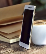 Dế sắp ra lò - Oppo R5 màu vàng thách thức iPhone 6 dịp Valentine