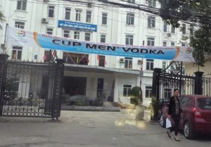 Tin tức trong ngày - Treo băng rôn &quot;Cup Men' Vodka&quot; ở cổng Sở Văn hóa