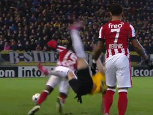 Video bóng đá hot - Chiếc thẻ đỏ nhanh nhất lịch sử bóng đá Hà Lan