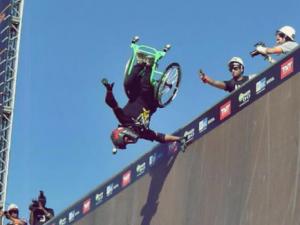 Thể thao - Thót tim: VĐV khuyết tật "bay lượn" trên xe lăn