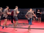 Thể thao - Rùng mình với màn đấu võ 5 đánh 5 trong MMA