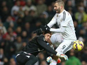Bóng đá - Benzema tung "kung-fu" hạ gục thủ môn Sevilla