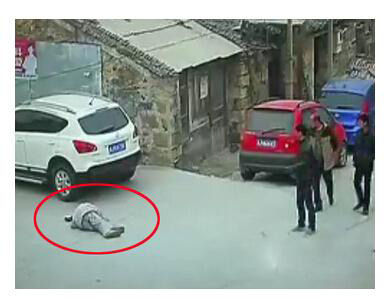 Tin tức trong ngày - TQ: Người qua đường thờ ơ, ông lão bị xe cán chết