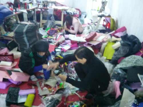 Thị trường - Tiêu dùng - Thâm nhập “lò” làm nhái túi xách hàng hiệu