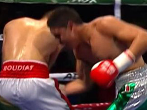 Thể thao - Boxing: Võ sĩ nằm sàn vì dính đòn đúng "chỗ hiểm"