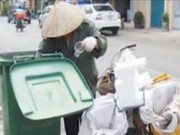Người buôn đồng thản nhiên bới rác trên đường