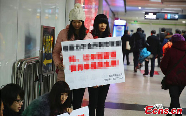 Bạn trẻ - Cuộc sống - Gái ế TQ biểu tình vì cha mẹ ép chuyện chồng con