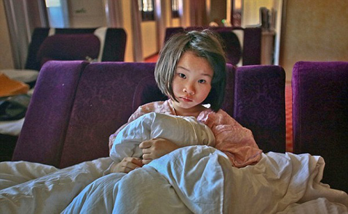 Bạn trẻ - Cuộc sống - Bé gái bị ông ''gán nợ'' ở phòng tắm công cộng