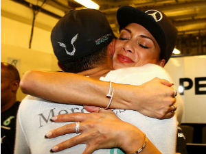 Thể thao - Sợ mất bồ "già", Hamilton bay gấp về London