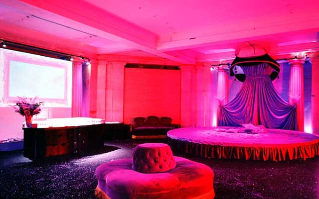 Tin tức trong ngày - Nhà thổ cho đàn ông thích ngủ với gái đã có chồng ở Nga