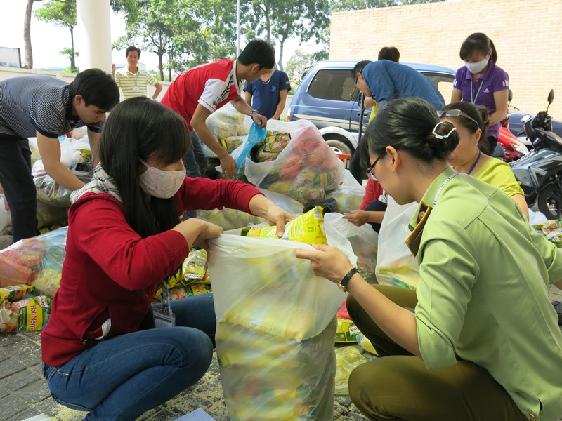 Tin tức trong ngày - Hàng nghìn công nhân trả lại quà Tết bị trộn hàng giả