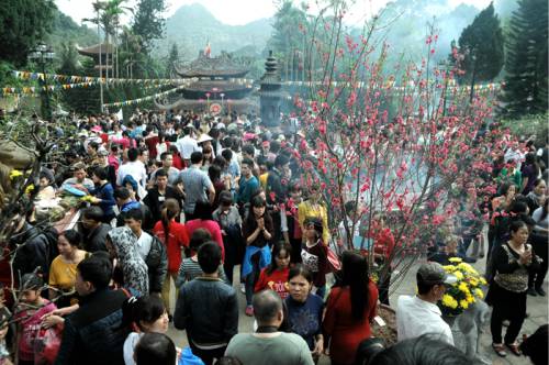 Tin tức trong ngày - Chùa Hương 2015: Hết cảnh "ấm trà giá 300.000 đồng”