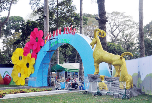 Tin tức trong ngày - TPHCM đón Tết Ất Mùi với gia đình dê cao gần 6m