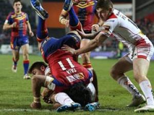 Thể thao - 12 giây: Vào sân, nằm sân và… ra sân