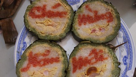 Thị trường - Tiêu dùng - Bánh tét cắt ra thấy chữ: Quà "độc" hút hàng ngày Tết