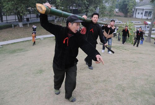 Tin tức trong ngày - Xem người H’Mông dựng cây nêu cầu phúc giữa Thủ đô